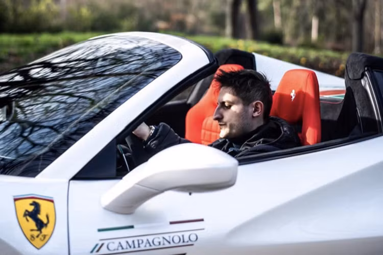 Chính vì thế mà chiếc xe không chỉ trở thành một chiếc xe đua với nhiều danh hiệu mà còn được coi là một trong những mẫu xe đẹp nhất từng được thiết kế.