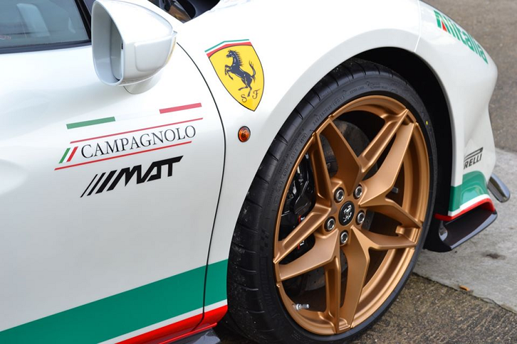 Đối với những người yêu thích Lancia, có lẽ phối màu với sắc trắng chủ đạo, kết hợp cùng các họa tiết màu xanh đỏ đã trở thành một lớp áo quen thuộc. Đây chính là lớp áo Atalia – Một hãng hàng không của Ý. Hãng này đã từng tài trợ cho đội đua Lancia vào giai đoạn từ năm 1975 đến 1977 nhằm tham gia các giải đua Rally vào thời bấy giờ.