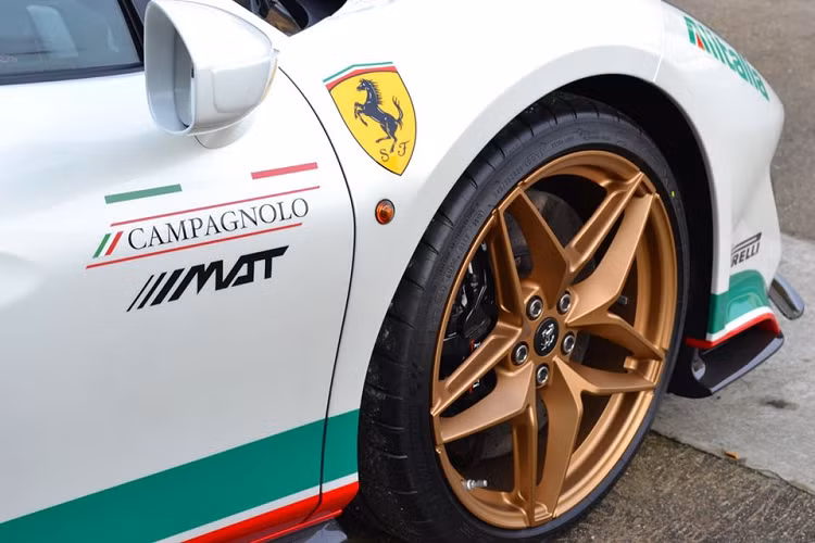 Đối với những người yêu thích Lancia, có lẽ phối màu với sắc trắng chủ đạo, kết hợp cùng các họa tiết màu xanh đỏ đã trở thành một lớp áo quen thuộc. Đây chính là lớp áo Atalia – Một hãng hàng không của Ý. Hãng này đã từng tài trợ cho đội đua Lancia vào giai đoạn từ năm 1975 đến 1977 nhằm tham gia các giải đua Rally vào thời bấy giờ.