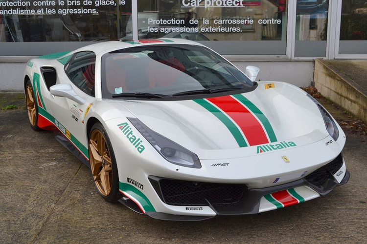 Trong một thời gian ngắn trước đây, sự xuất hiện của một chiếc 488 Pista Spider mang màu áo của chiếc Ferrari mà tay đua Nikki Lauda đã rừng lái từng gây tiếng vang lớn trong giới mê xe. Đến nay, một mẫu 488 Pista Spider mới lại được ra mắt dưới dạng một chiếc xe “tri ân” huyền thoại trong làng mê xe. Đó chính là chiếc Ferrari 488 Pista Spider hàng hiếm mang trên mình màu áo Alitalia của chiếc xe đua Lancia Stratos.