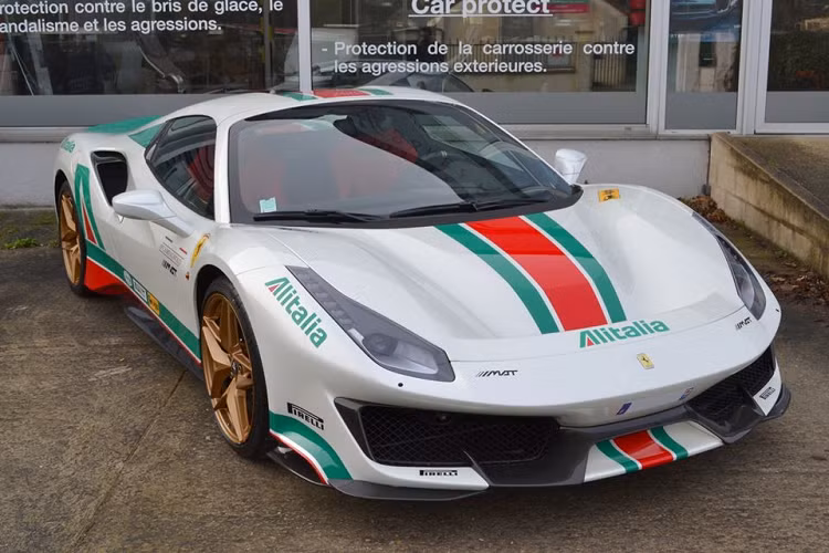 Trong một thời gian ngắn trước đây, sự xuất hiện của một chiếc 488 Pista Spider mang màu áo của chiếc Ferrari mà tay đua Nikki Lauda đã rừng lái từng gây tiếng vang lớn trong giới mê xe. Đến nay, một mẫu 488 Pista Spider mới lại được ra mắt dưới dạng một chiếc xe “tri ân” huyền thoại trong làng mê xe. Đó chính là chiếc Ferrari 488 Pista Spider hàng hiếm mang trên mình màu áo Alitalia của chiếc xe đua Lancia Stratos.