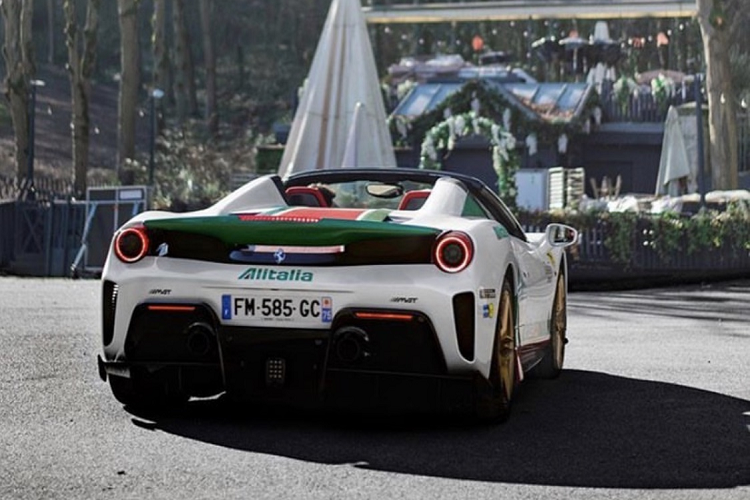 Ferrari 488 Pista Spider Alitalia độc đáo này được trang bị động cơ V8 3,8 lít tăng áp kép vừa nhận được giải “Động cơ tốt nhất năm 2018”. Khối động cơ sản sinh công suất 720 mã lực và mô men xoắn lên tới 770 Nm. Với sức mạnh đến từ động cơ V8 mạnh mẽ, Ferrari 488 Pista Spider có thể tăng tốc 0 – 100 km/h trong 2,85 giây, 0 – 200 km/h trong 8 giây và tốc độ tối đa đạt 340 km/h khi đóng mui.