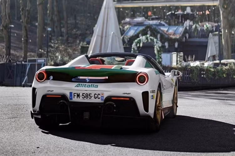 Ferrari 488 Pista Spider Alitalia độc đáo này được trang bị động cơ V8 3,8 lít tăng áp kép vừa nhận được giải “Động cơ tốt nhất năm 2018”. Khối động cơ sản sinh công suất 720 mã lực và mô men xoắn lên tới 770 Nm. Với sức mạnh đến từ động cơ V8 mạnh mẽ, Ferrari 488 Pista Spider có thể tăng tốc 0 – 100 km/h trong 2,85 giây, 0 – 200 km/h trong 8 giây và tốc độ tối đa đạt 340 km/h khi đóng mui.