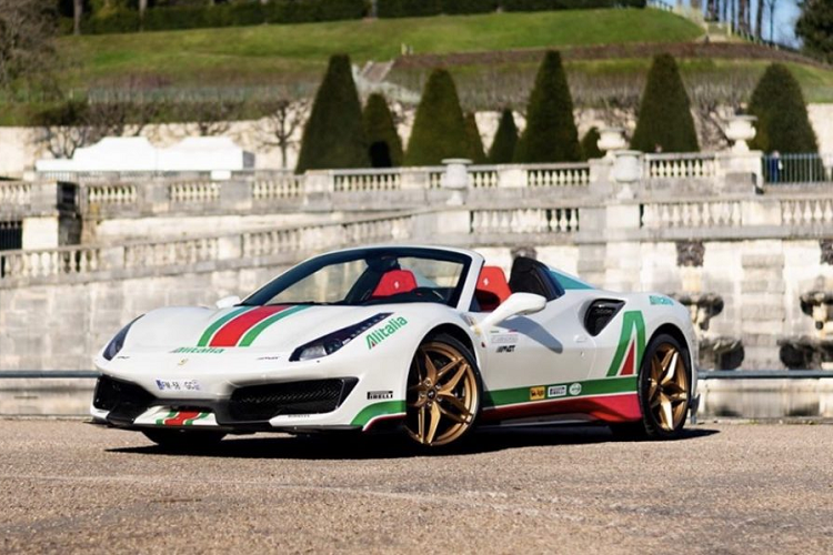 Trong số các mẫu siêu xe Ferrari 488 Pista, đã có không ít người lựa chọn phối màu của những chiếc xe đua cổ vào thế kỉ trước. Có thể nói, đây là xu thế không chỉ của riêng những chiếc Ferrari mà còn xuất hiện ở trên những thương hiệu siêu xe khác.