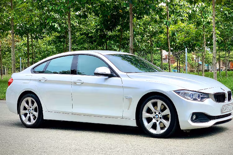 Mẫu xe sang BMW 4 Series Gran Coupe là một biến thể mang phong cách xe coupe 4 cửa thuộc dòng xe 4-Series bên cạnh hai người anh em 4-Series Coupe và 4-Series Convertible. Có thể xem, 4 Series Gran Coupe là một chiếc coupe 5 cửa. Trên thị trường, 4 Series Gran Coupe là đối thủ cạnh tranh trực tiếp với dòng Audi A5 Sportback. Sở hữu phong cách thiết kế thể thao của xe coupe, và tính đa dụng của một chiếc sedan, phân khúc xe hướng đến đối tượng khách hàng trẻ cá tính.