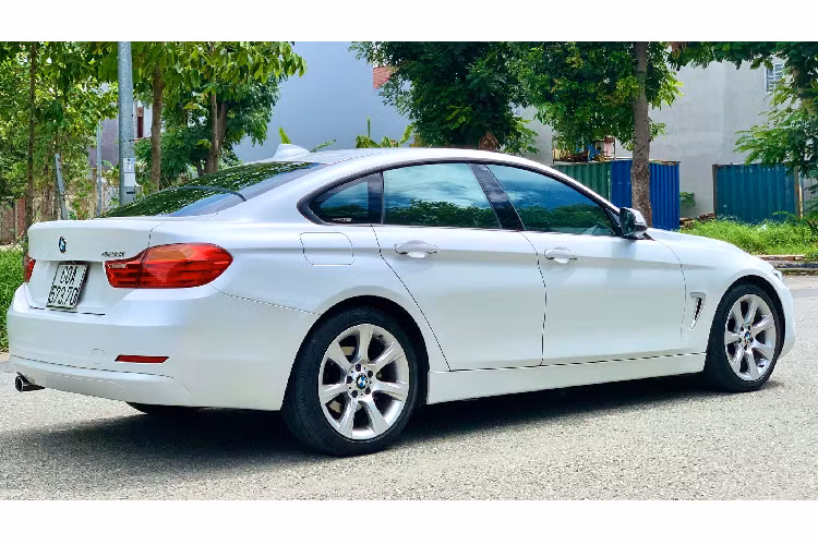 Mức giá xe BMW 428i Grand Coupe đời 2015 này là 1,2 tỷ đồng, với 5 năm tuổi đời lăn bánh cũng được xem là một gợi ý dành cho các bạn trẻ đang muốn trải nghiệm một chiếc xe sang đến từ Đức. Dòng BMW 4 Series Grand Coupe cân bằng được nhiều yếu tố như: thiết kế độc đáo mang phong cách thể thao, nội thất tiện nghi, an toàn.