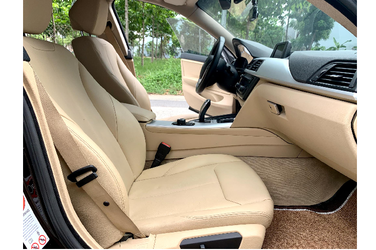 Mặc dù là một chiếc sedan mang phong cách coupe với phần mui đỗ dốc, nhưng nhờ được thiết kế hàng ghế xe thông minh nên mang lại khoảng không gian trần xe thoải mái.