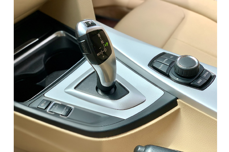 Xe được trang bị camera lùi, hệ thống âm thanh Hi-Fi. Vô lăng bọc da tích hợp nhiều phím chức năng.