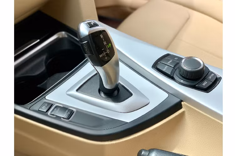 Xe được trang bị camera lùi, hệ thống âm thanh Hi-Fi. Vô lăng bọc da tích hợp nhiều phím chức năng.