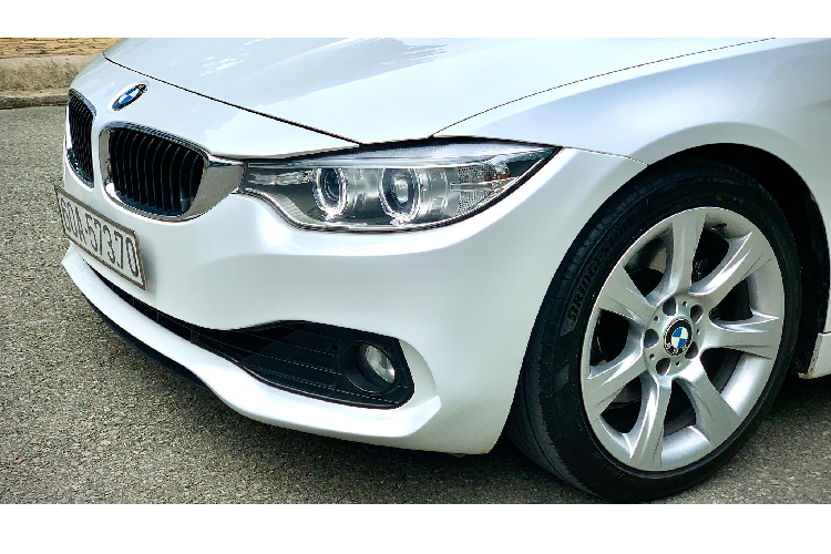 Bên dưới nắp ca-pô 428i Grand Coupe là động cơ 4cyl dung tích 2.0 lít tăng áp sản sinh công suất tối đa 245 mã lực tại khoảng vòng tua máy 5.000 - 6.500 vòng/phút, và mô-men xoắn cực đại đạt 350Nm có được tại khoảng vòng tua máy 1.250-4.800 vòng/phút. Sử dụng kết hợp với hộp số tự động 8 cấp.