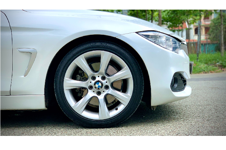 Thiết kế ngoại thất của 428i Grand Coupe mang thiết kế trẻ trung và thể thao hơn so với BMW 3 Series (F30), xe đi kèm với “dàn chân” mâm 18 inch đa chấu thiết kế khoẻ khoắn, đầy cảm xúc. Bản thân dòng Gran Coupe này thừa hưởng khá nhiều phong cách từ xe 4 Series coupe và convertible. Trong danh mục sản phẩm của BMW, dòng 4 Series Grand Coupe được định vị thấp hơn người anh em 6 Series Grand Coupe và hiện tại đã được thay thế bằng dòng 8 Series Grand Coupe.
