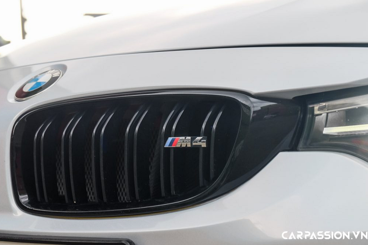 Ở cản trước, BMW M4 gây ấn tượng với thiết kế mạnh mẽ, 3 hốc gió phía dưới được nhấn mạnh đi kèm với lưới tản nhiệt hình “quả thận” trứ danh. Để phân biệt với các phiên bản khác, một logo “M4” nhỏ sẽ được đính trên lưới tản nhiệt. Xe sử dụng cụm đèn chiếu sáng Adaptive LED Headlight (đèn pha tự động thích ứng) với phạm vi chiếu sáng lên đến 350 mét và có thiết kế ấn tượng.