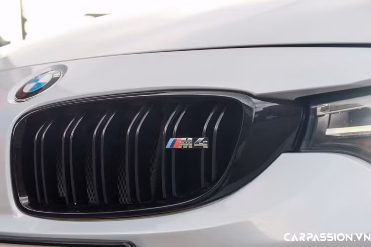 Ở cản trước, BMW M4 gây ấn tượng với thiết kế mạnh mẽ, 3 hốc gió phía dưới được nhấn mạnh đi kèm với lưới tản nhiệt hình “quả thận” trứ danh. Để phân biệt với các phiên bản khác, một logo “M4” nhỏ sẽ được đính trên lưới tản nhiệt. Xe sử dụng cụm đèn chiếu sáng Adaptive LED Headlight (đèn pha tự động thích ứng) với phạm vi chiếu sáng lên đến 350 mét và có thiết kế ấn tượng.