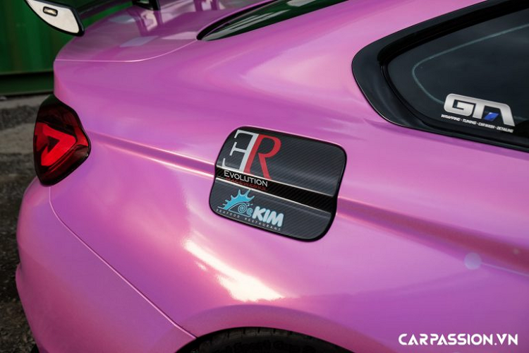 BMW M4 F82 sử dụng khối động cơ 6 xi-lanh thẳng hàng tăng áp kép, có dung tích 3.0 lít, sản sinh công suất tối đa 431 mã lực và mô men xoắn cực đại đạt mức 550 Nm.