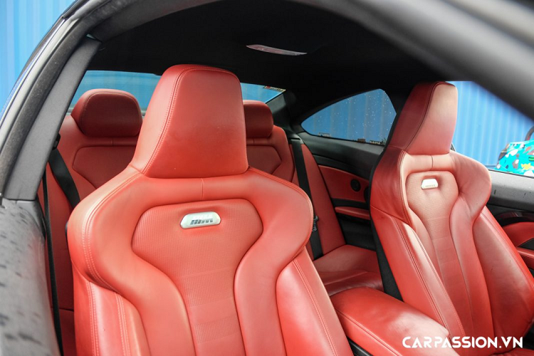 Tiến đến phần đuôi xe, cản sau của BMW M4 có thiết kế khỏe khoắn, tên xe “M4” đặt bên tay phải, đi cùng với đó là cụm đèn hậu LED. Phía sau xe được trang bị thêm một cánh gió bằng sợi carbon đến từ thương hiệu AC Schnitzer trị giá 80 triệu Đồng, chi tiết này đóng vai trò quan trọng giúp làm tăng độ bám đường cho thân xe khi di chuyển ở tốc độ cao, kèm theo đó là bộ khuếch tán carbon được bổ sung thêm có khả năng điều hòa luồng khí thoát ra từ gầm xe.