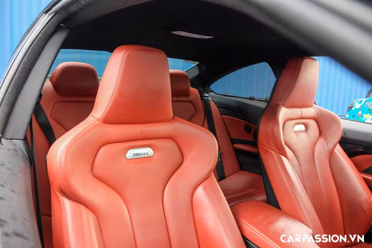 Tiến đến phần đuôi xe, cản sau của BMW M4 có thiết kế khỏe khoắn, tên xe “M4” đặt bên tay phải, đi cùng với đó là cụm đèn hậu LED. Phía sau xe được trang bị thêm một cánh gió bằng sợi carbon đến từ thương hiệu AC Schnitzer trị giá 80 triệu Đồng, chi tiết này đóng vai trò quan trọng giúp làm tăng độ bám đường cho thân xe khi di chuyển ở tốc độ cao, kèm theo đó là bộ khuếch tán carbon được bổ sung thêm có khả năng điều hòa luồng khí thoát ra từ gầm xe.