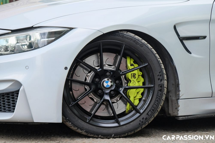 Bên hông xe là một khe thoát khí nhỏ, chủ nhân của chiếc M4 F82 này đã thay thế bộ mâm 437M đường kính 19 inch bằng bộ mâm 763M 5 chấu kép, tương tự chi tiết trên phiên bản BMW M4 CS. Đi cùng với bộ mâm mới là bộ lốp chuyên dụng để vận hành trong trường đua Michellin Pilot Sport Cup 2, tổng giá trị của 2 chi tiết trên có giá bán lên đến 8.000 USD, tương đương gần 190 triệu Đồng.