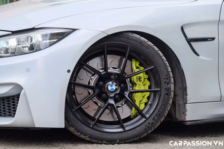 Bên hông xe là một khe thoát khí nhỏ, chủ nhân của chiếc M4 F82 này đã thay thế bộ mâm 437M đường kính 19 inch bằng bộ mâm 763M 5 chấu kép, tương tự chi tiết trên phiên bản BMW M4 CS. Đi cùng với bộ mâm mới là bộ lốp chuyên dụng để vận hành trong trường đua Michellin Pilot Sport Cup 2, tổng giá trị của 2 chi tiết trên có giá bán lên đến 8.000 USD, tương đương gần 190 triệu Đồng.
