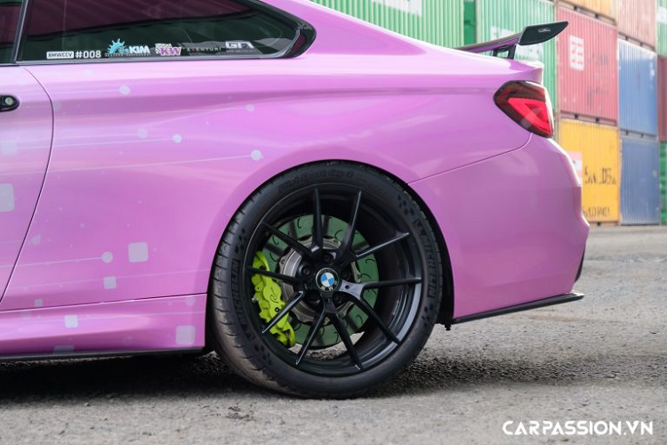 Vốn là một chiếc coupe 2+2, BMW M4 F82 sở hữu hàng ghế sau tương đối rộng rãi, ghế trước được thiết kế thể thao và ôm sát thân người ngồi. Điểm nhấn trong khoang nội thất chính là phần táp-pi cửa và ghế ngồi được bọc da cao cấp với tông màu đỏ rượu vang đầy quyến rũ. BMW M4 được trang bị màn hình giải trí cỡ lớn cùng dàn âm thanh 16 loa Harman Kardon cao cấp.