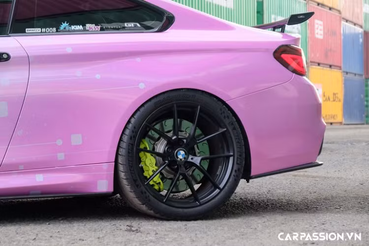 Vốn là một chiếc coupe 2+2, BMW M4 F82 sở hữu hàng ghế sau tương đối rộng rãi, ghế trước được thiết kế thể thao và ôm sát thân người ngồi. Điểm nhấn trong khoang nội thất chính là phần táp-pi cửa và ghế ngồi được bọc da cao cấp với tông màu đỏ rượu vang đầy quyến rũ. BMW M4 được trang bị màn hình giải trí cỡ lớn cùng dàn âm thanh 16 loa Harman Kardon cao cấp.