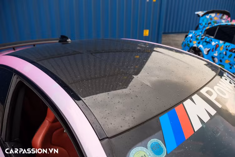 Khoang nội thất xe vẫn được giữ nguyên bản, bổ sung thêm các chi tiết được ốp sợi carbon như hốc điều hòa, bảng táp-lô, cần số,… có tổng giá trị gần 60 triệu Đồng. Vô-lăng “zin” trên xe đã được thay mới bằng vô-lăng bọc da Alcantara, tích hợp đồng hồ điện tử cùng các nút chức năng hỗ trợ người lái có giá khoảng 70 triệu Đồng, phía sau là hai lẫy chuyển số to bản bằng sợi carbon cùng đồng hồ tốc độ dạng analog.