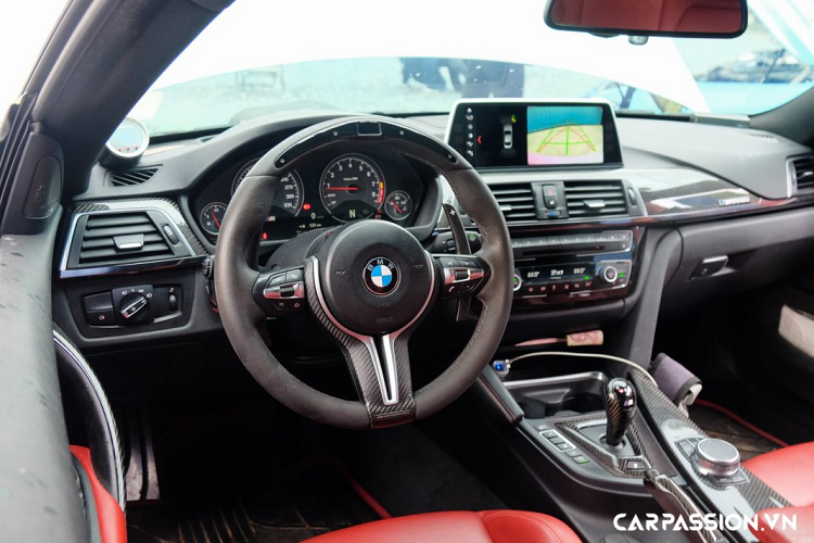 Ẩn phía sau là cùm phanh “hàng hiệu” của AP Racing với đĩa trước có đường kính 405 mm và đĩa sau 385 mm có giá bán khoảng 162 triệu Đồng. Ngoài ra bên hông xe còn có sự xuất hiện của hai líp gió được làm từ sợi carbon, trong khi đó, phần nóc xe carbon là trang bị tiêu chuẩn của dòng xe BMW M4. Chưa hết, nắp nhiên liệu của xe cũng được độ với chi tiết làm từ sợi carbon.