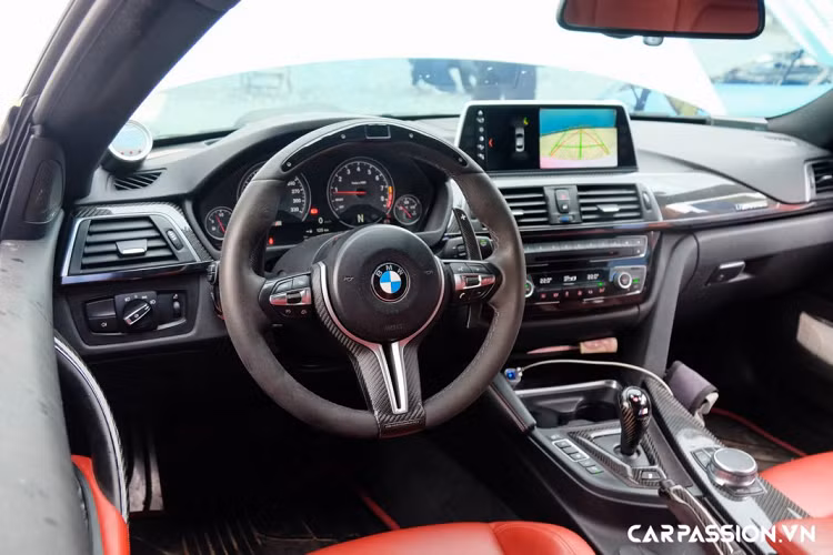 Ẩn phía sau là cùm phanh “hàng hiệu” của AP Racing với đĩa trước có đường kính 405 mm và đĩa sau 385 mm có giá bán khoảng 162 triệu Đồng. Ngoài ra bên hông xe còn có sự xuất hiện của hai líp gió được làm từ sợi carbon, trong khi đó, phần nóc xe carbon là trang bị tiêu chuẩn của dòng xe BMW M4. Chưa hết, nắp nhiên liệu của xe cũng được độ với chi tiết làm từ sợi carbon.