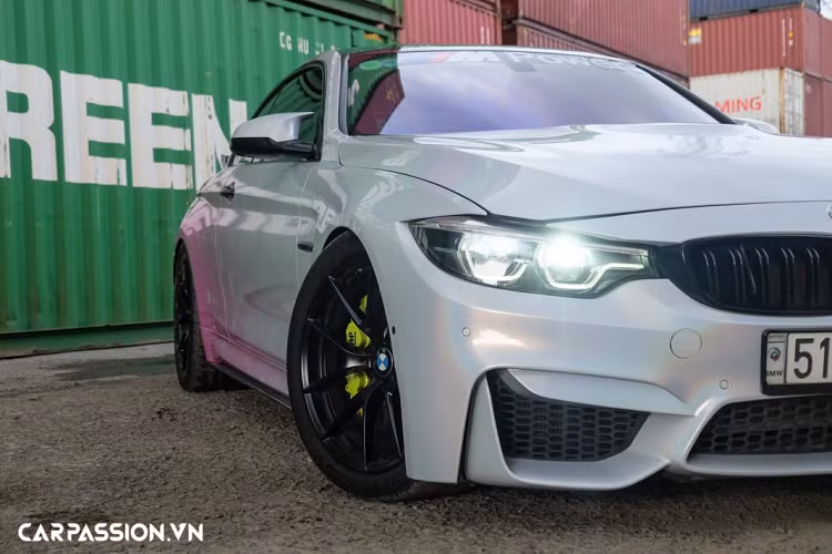 Nguyên bản, xe sở hữu lớp sơn vàng Austin Yellow vô cùng nổi bật, mới đây chủ nhân của xe đã quyết định “lột xác” ngoại thất bằng phương pháp dán decal. Thay cho lớp sơn “zin”, lớp áo mới trên xe là sự kết hợp của hai tông màu trắng và hồng đầy cá tính, ứng dụng mẫu thiết kế phai màu đang “làm mưa làm gió” trên thế giới hiện nay. Bên cạnh đó, thân xe còn có sự xuất hiện của các đốm tròn tạo điểm nhấn.