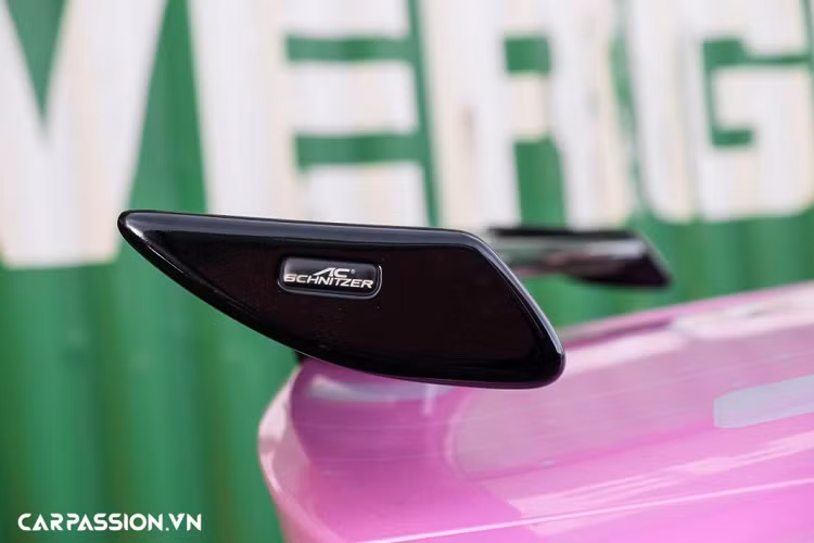 Nhờ hộp số 7 cấp M-DCT, mẫu xe thể thao 2 cửa này chỉ mất vỏn vẹn 4,1 giây để tăng tốc từ 0-100 km/h, tốc độ tối đa được giới hạn ở mức 250 km/h. Tuy nhiên với những sự nâng cấp kể trên, công suất của xe đã đạt mức gần 600 mã lực, mang lại hiệu năng vận hành ấn tượng hơn cũng như trải nghiệm lái phấn khích hơn.