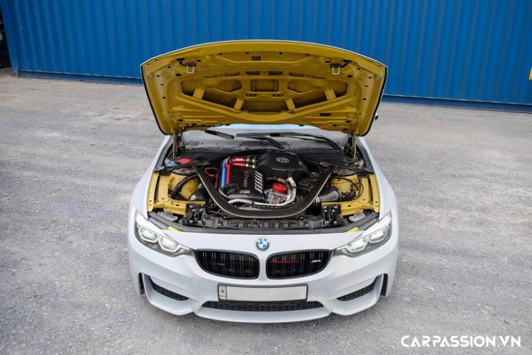 Điểm cộng của chiếc BMW M4 tại Việt Nam này nằm ở thiết kế gân guốc đậm chất thể thao, kết hợp cùng khối động cơ 6 xi-lanh mạnh mẽ, đem lại những trải nghiệm đầy phấn khích phía sau vô-lăng. Tại thị trường trong nước, tất cả những chiếc BMW M4 F82 đều được nhập khẩu chính hãng và nhanh chóng tìm được chủ nhân.