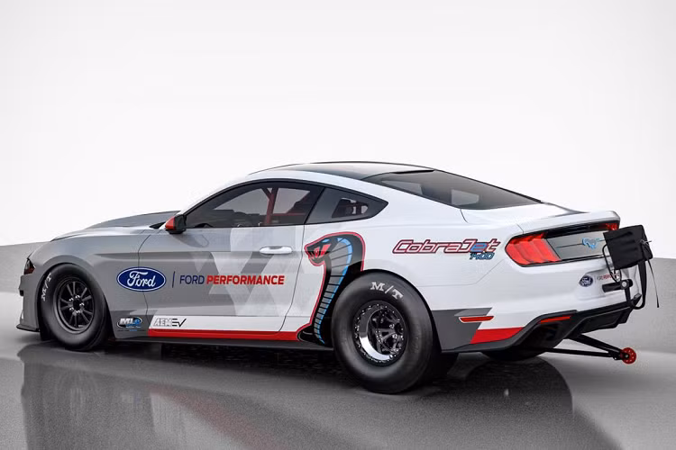 Tuy nhiên, Ford Performance 2021 mới hiện vẫn chưa công bố cấu hình động cơ, hệ dẫn động cũng như viên pin mà xe được trang bị. Với sức mạnh nói trên, chiếc Cobra Jet chạy điện của Ford Performance có thể hoàn thành quãng đường drag 1/4 dặm với thời gian chỉ nhỉnh hơn 8 giây, tốc độ khi cán đích của chiếc xe này sẽ ở vào mức 274 km/h.
