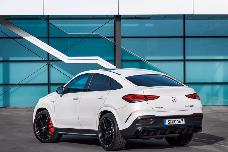 Giá xe Mercedes-AMG GLE63 S Coupe 2021 sẽ thay đổi tùy theo các trang bị cho xe. Mercedes-AMG GLE63 S Coupe 2021 được trang bị hệ thống động cơ tăng áp kép V8 4.0L mới nhất của AMG, kết hợp với máy phát điện EQ Boost.
