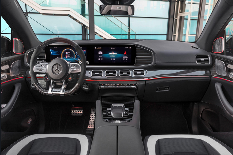 Mẫu xe sang Mercedes-AMG GLE63 S Coupe mới sử dụng cấu trúc và công nghệ tương tự phiên bản SUV. Một số trang bị tiêu chuẩn của xe gồm chống lật chủ động (ARS), hệ thống treo khí nén với giảm chấn thích ứng và khóa vi sai điện tử...