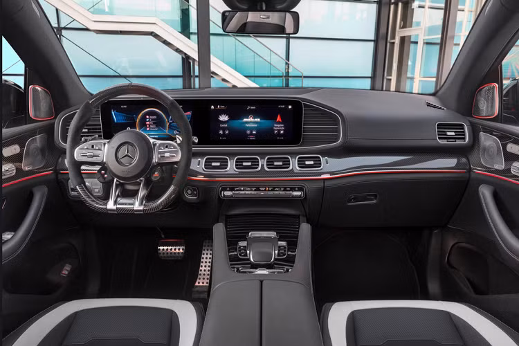 Mẫu xe sang Mercedes-AMG GLE63 S Coupe mới sử dụng cấu trúc và công nghệ tương tự phiên bản SUV. Một số trang bị tiêu chuẩn của xe gồm chống lật chủ động (ARS), hệ thống treo khí nén với giảm chấn thích ứng và khóa vi sai điện tử...