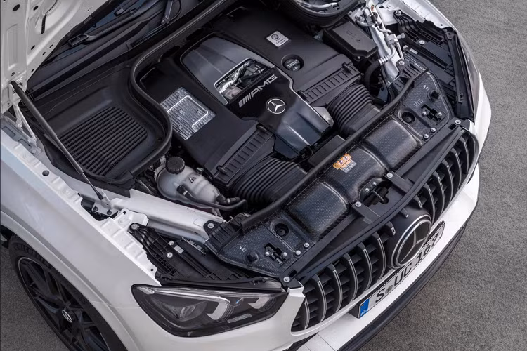 Khoang lái của Mercedes-AMG GLE63 S Coupe được tạo điểm nhấn với 2 màn hình 12,3 inch cho cụm đồng hồ số và màn hình trung tâm. Mẫu coupe thể thao mới được trang bị tiêu chuẩn hệ thống âm thanh vòm Burmester, hỗ trợ đỗ xe, sạc điện thoại không dây, hỗ trợ giữ làn, đèn viền nội thất 64 màu, khởi động xe từ xa, cảnh báo điểm mù, dẫn đường, ghế trước thông gió và hệ thống thông tin giải trí MBUX.