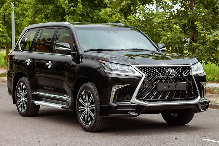 Được mệnh danh là “Chuyên cơ mặt đất” vì mẫu xe SUV full-size này thể hiện rõ nhất ở tính năng vận hành mạnh mẽ, nổi tiếng với độ êm ái, điều này mang lại một trải nghiệm “sướng” cho cả người lái và nhất là người ngồi sau.