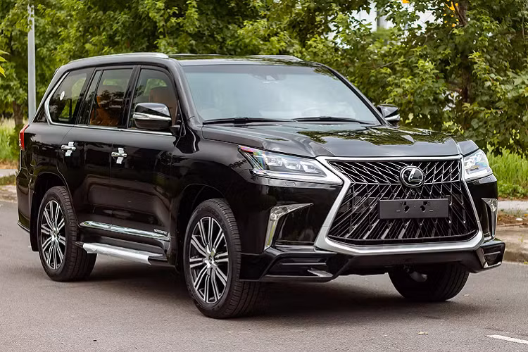 Được mệnh danh là “Chuyên cơ mặt đất” vì mẫu xe SUV full-size này thể hiện rõ nhất ở tính năng vận hành mạnh mẽ, nổi tiếng với độ êm ái, điều này mang lại một trải nghiệm “sướng” cho cả người lái và nhất là người ngồi sau.