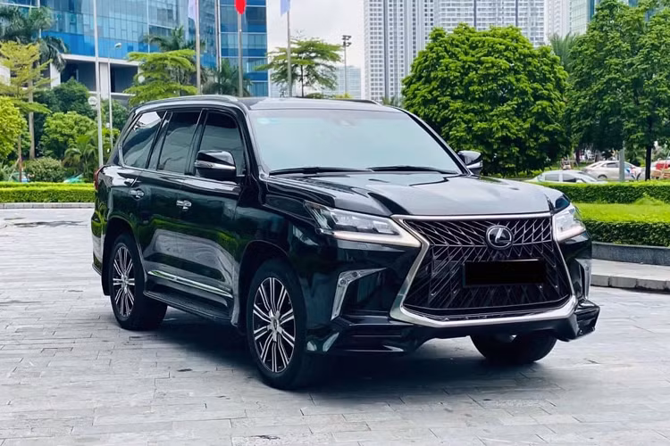 Cụ thể hơn, tại thời điểm năm 2018, những chiếc Lexus LX 570 Super Sport mới, bản nhập Trung Đông có giá nhập tư nhân về Việt Nam ngoài 10 tỷ đồng. Tại thời điểm đó, Lexus LX 570 Super Sport mang thiết kế thể thao là lựa chọn mới thay đổi “gia vị” cho các đại gia Việt, nếu như đã nhàm chán với LX 570 bản tiêu chuẩn được nhập khẩu chính hãng.