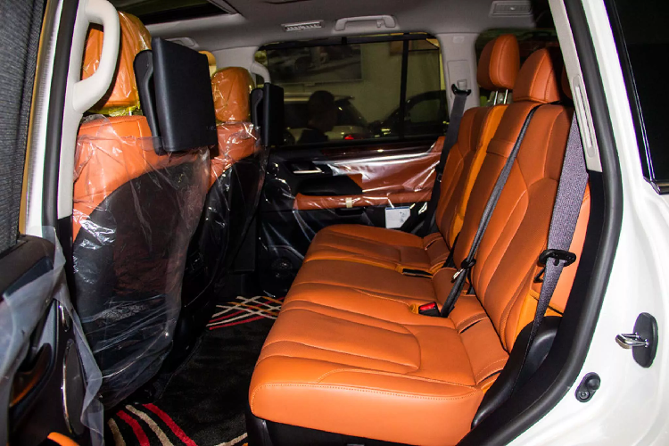 Theo một bài test thì xe “ăn uống” khi vận hành trong thành phố thì đồng hồ xe sẽ không thể nhích xuống dưới mức 20 lít/ 100 km và mức tiêu thụ trung bình 25 lít/100 km nếu chạy trong đường thành thị - Nhưng những con số này không đáng bận tâm với các chủ nhân của xe.