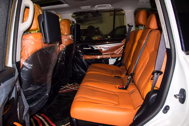 Theo một bài test thì xe “ăn uống” khi vận hành trong thành phố thì đồng hồ xe sẽ không thể nhích xuống dưới mức 20 lít/ 100 km và mức tiêu thụ trung bình 25 lít/100 km nếu chạy trong đường thành thị - Nhưng những con số này không đáng bận tâm với các chủ nhân của xe.