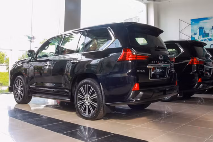 Là một dòng xe dễ bán trong phân khúc, đã có một thời gian Lexus LX 570 phiên bản Super Sport được các đại lý nhập xe tư nhân đua nhau nhập về nước để chiều lòng đại gia Việt. Xe nhập tư nhân, số lượng xe đưa về nhiều đã tác động một phần đến giá trị bán lại của Lexus LX 570 Super Sport.