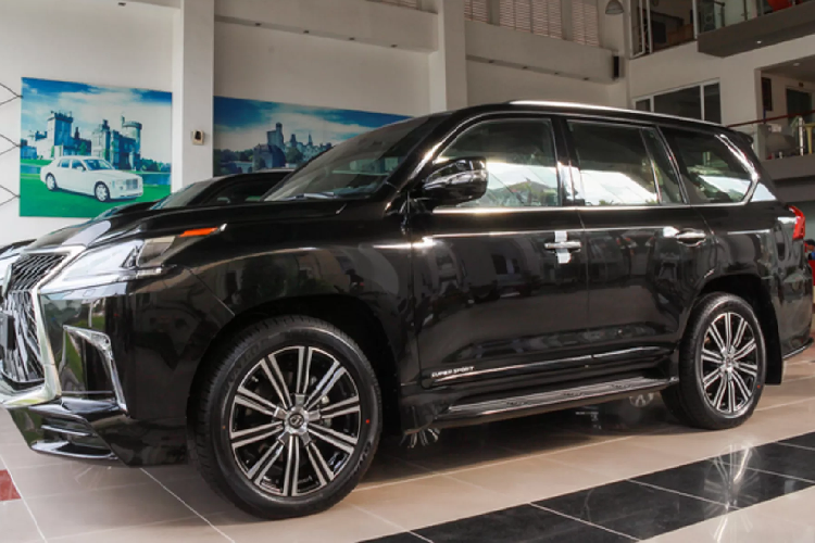 Như vậy có thể thấy, xe Lexus vẫn “mất giá” như thường, chứ không hề giữ giá một các “thần thánh” như người ta vẫn hay lầm tưởng. Dẫu vậy, phiên bản Lexus LX 570 Super Sport hay dòng Lexus LX 570 nói chung vẫn giữ giá tốt trong phân khúc SUV hạng sang cỡ lớn.