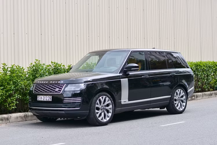 Range Rover Autobiography LWB có kích thước dài - rộng - cao lần lượt là 5.199 - 2.220 - 1.868 mm, trục cơ sở dài 3.122 mm, khối lượng không tải 2.375 kg. So với mẫu xe cùng phân khúc, các thông số về kích thước của Autobiography LWB đều lớn hơn, tuy nhiên khối lượng không tải lại nhẹ hơn Lexus LX570 368 kg.