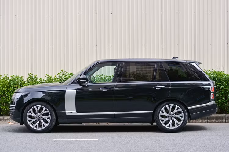 Land Rover Range Rover được biết đến là dòng xe SUV thiết kế sang trọng, tinh tế cùng giá bán đắt đỏ. Trong đó, 3 mẫu thuộc phiên bản Autobiography LWB trục cơ sở kéo dài do Land Rover Việt Nam phân phối gồm: Vogue, Autobiography, SVAutobiography. 