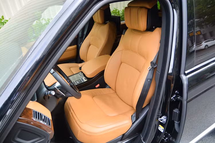 Hàng ghế trước/sau chỉnh điện 24 hướng với chức năng sưởi/thông gió, massage đá nóng; hàng ghế thương gia cao cấp sau có bệ đỡ bắp chân, tổng giá trị gần 430 triệu đồng. Bệ tựa tay trung tâm phía trước tích hợp tủ lạnh để vừa 4 chai nước nhỏ. 