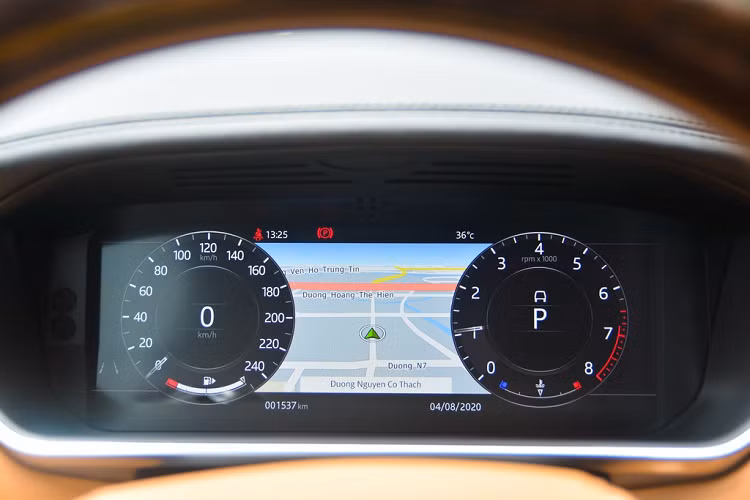 Range Rover Autobiography LWB thiết kế sẵn hệ thống phản ứng địa hình Terrain Respone 2 với 7 chế độ lái, bao gồm: Comfort, grass gravel show, mud ruts, sand, rock crawl, dynamic và eco. Tùy chọn cửa sổ trời toàn cảnh chiếm gần 25 triệu đồng. 