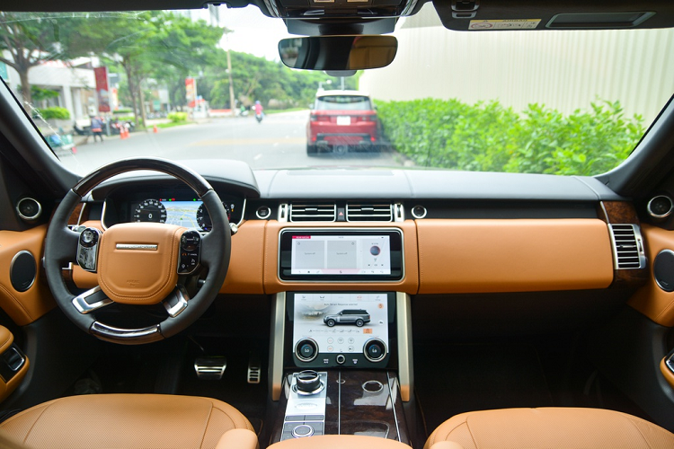 Công nghệ hiển thị thông tin trên kính lái HUD có giá 113 triệu đồng, tùy chỉnh theo yêu cầu người lái, từ độ sáng đến lựa chọn thông tin cần thiết. Màn hình thuộc loại kỹ thuật số với khả năng hiển thị đa thông tin. Ngoài ra, Range Rover Autobiography tích hợp sẵn hệ thống dẫn đường chuyên nghiệp Navigation Pro. Cần số dạng núm xoay tự động nhô lên khi người lái khởi động xe - chi tiết đặc trưng trên các dòng Range Rover. 