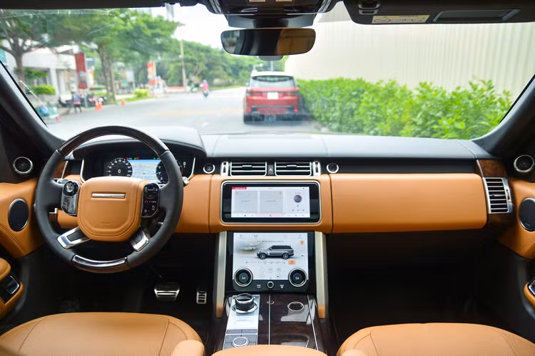 Công nghệ hiển thị thông tin trên kính lái HUD có giá 113 triệu đồng, tùy chỉnh theo yêu cầu người lái, từ độ sáng đến lựa chọn thông tin cần thiết. Màn hình thuộc loại kỹ thuật số với khả năng hiển thị đa thông tin. Ngoài ra, Range Rover Autobiography tích hợp sẵn hệ thống dẫn đường chuyên nghiệp Navigation Pro. Cần số dạng núm xoay tự động nhô lên khi người lái khởi động xe - chi tiết đặc trưng trên các dòng Range Rover. 