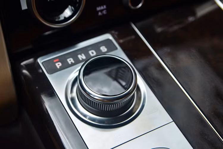 Hệ thống giải trí tiêu chuẩn trên Range Rover Autobiography LWB gồm âm thanh vòm Meridian 17 loa công suất 825 W, đầu đọc đĩa CD/DVD. Nếu muốn trải nghiệm chất lượng tốt hơn, chủ xe có thể chi thêm để sở hữu dàn Meridian 29 loa công suất 1.700 W. 