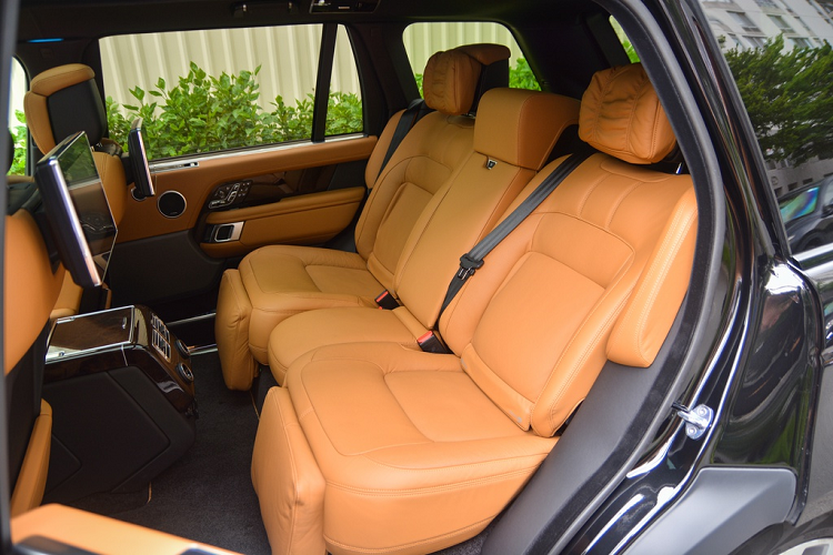 Hàng ghế phía sau trang bị điều hòa 2 vùng độc lập với 4 cửa gió, màn hình giải trí kích thước 10 inch, cửa kính tối màu, rèm cửa chỉnh điện... Hàng ghế phụ sau có khả năng điều khiển ghế trên, trượt dài như ghế sofa, tạo không gian thoải mái cho người ngồi. Ghế giữa phía sau có thể gập xuống bằng một nút nhấn khi không sử dụng. Phần lớn trang bị trên xe được điều khiển bằng điện. 